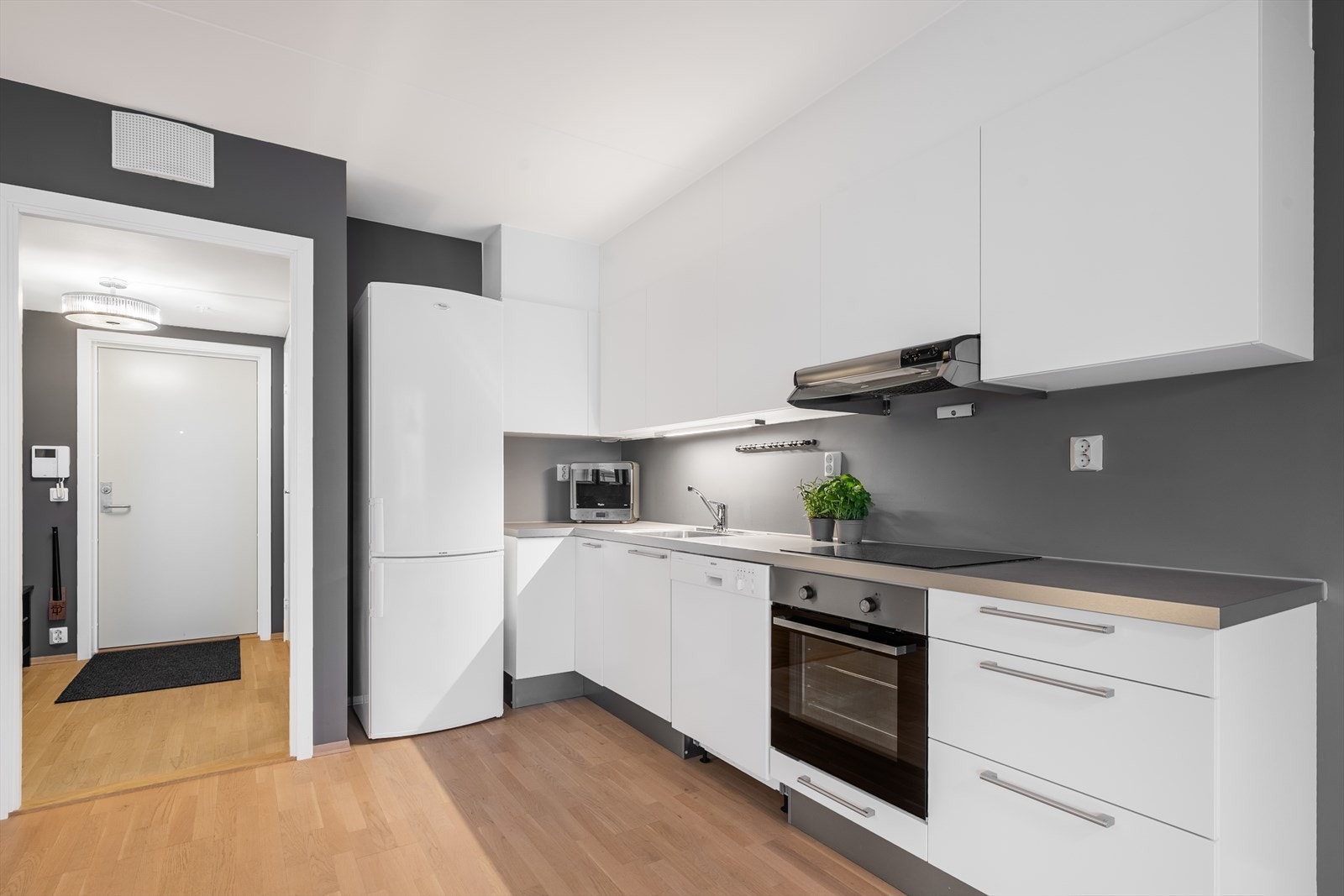 Avsatt plass til kjøleskap og oppvaskmaskin. Galleribilde