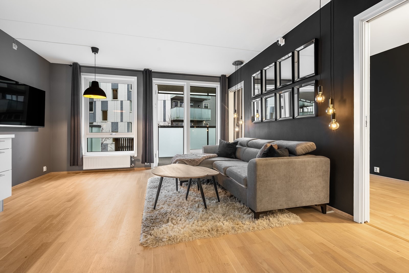 Fra stuen er det utgang til balkong. Galleribilde