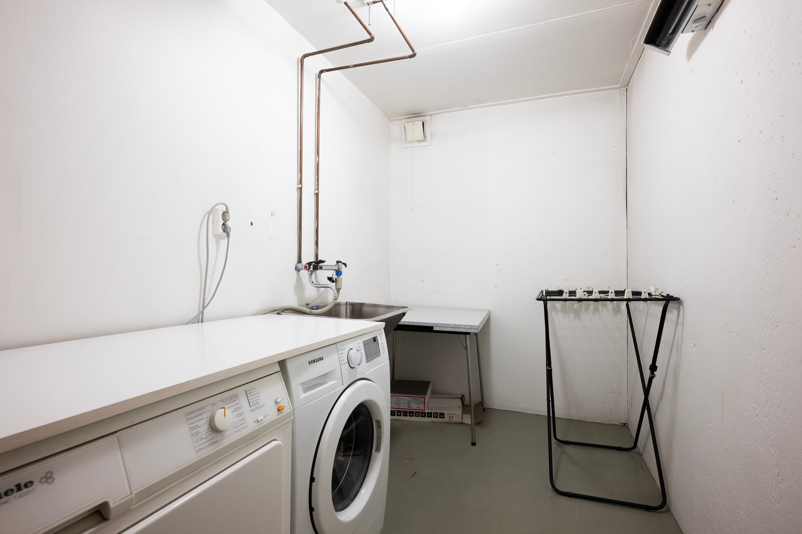 Rett under leiligheten, med enkel adkomst, får du et privat vaskerom på 5 kvm. Galleribilde