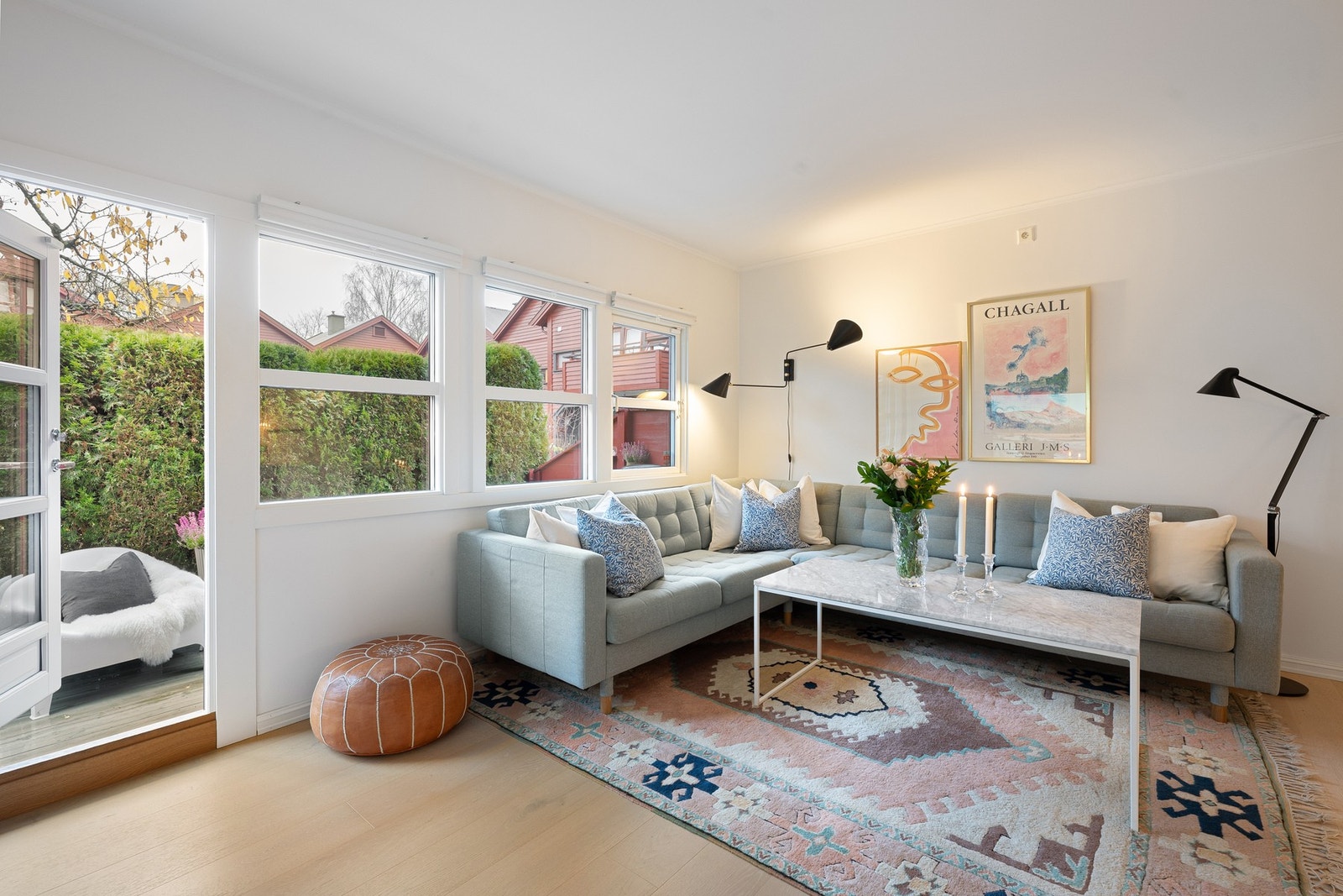 Fra stuen kan du ta deg ut til den solrike, sydøstvendte markterrassen på 25 kvm. Galleribilde