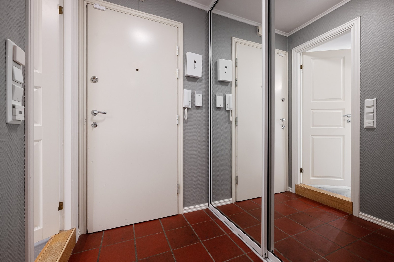 Velkommen inn! Leiligheten ønsker deg velkommen med en romslig og praktisk flislagt entré, hvor garderobeskapet gir gode oppbevaringsmuligheter for yttertøy og sko. Galleribilde