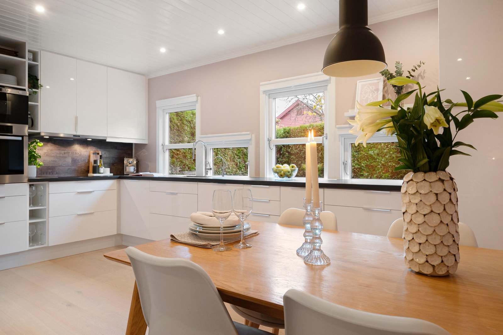 Kjøkkenet er fra 2012 og fremstår som moderne med glatte, hvite fronter og en stilren laminert benkeplate med god arbeidsplass. Galleribilde