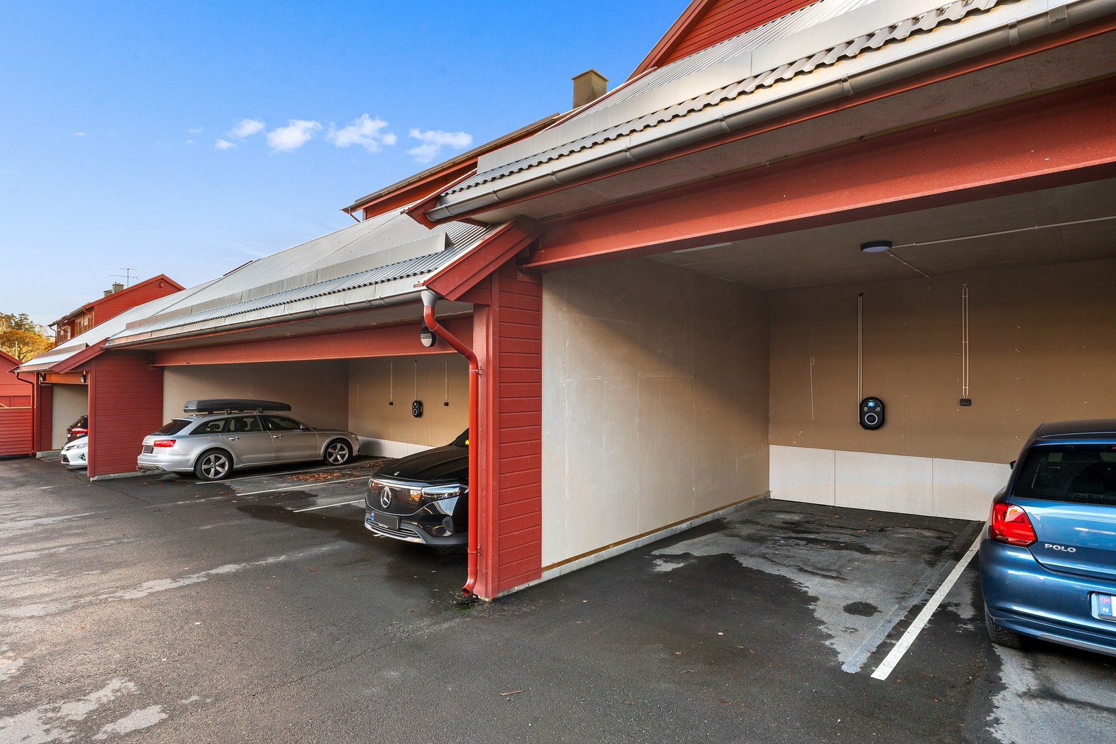 Med leiligheten følger en parkeringsplass i carportanlegg, med elbil-lader. Galleribilde