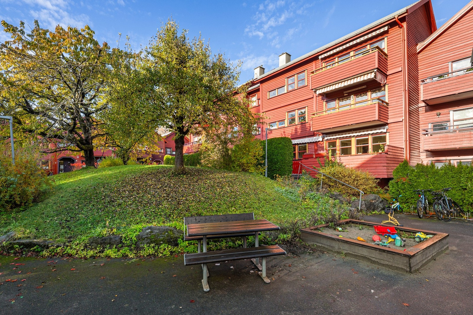 Flotte fellesområder med asfalterte gangveier og lekeplass for de små. Galleribilde