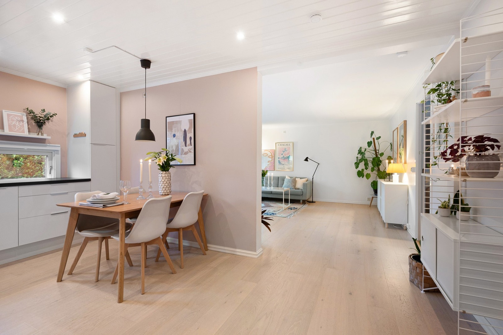 Leiligheten har et lyst og romslig oppholdsrom med åpen løsning mellom stue og kjøkken, som skaper en sosial og luftig atmosfære. Galleribilde