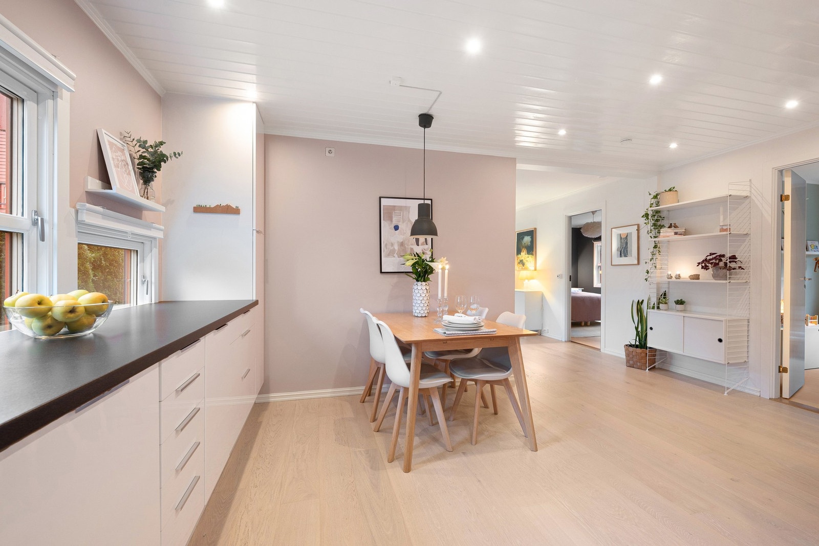 Det er god plass til en spisegruppe i tilknytning til kjøkkenet - perfekt for hyggelige måltider med familie og venner. Galleribilde