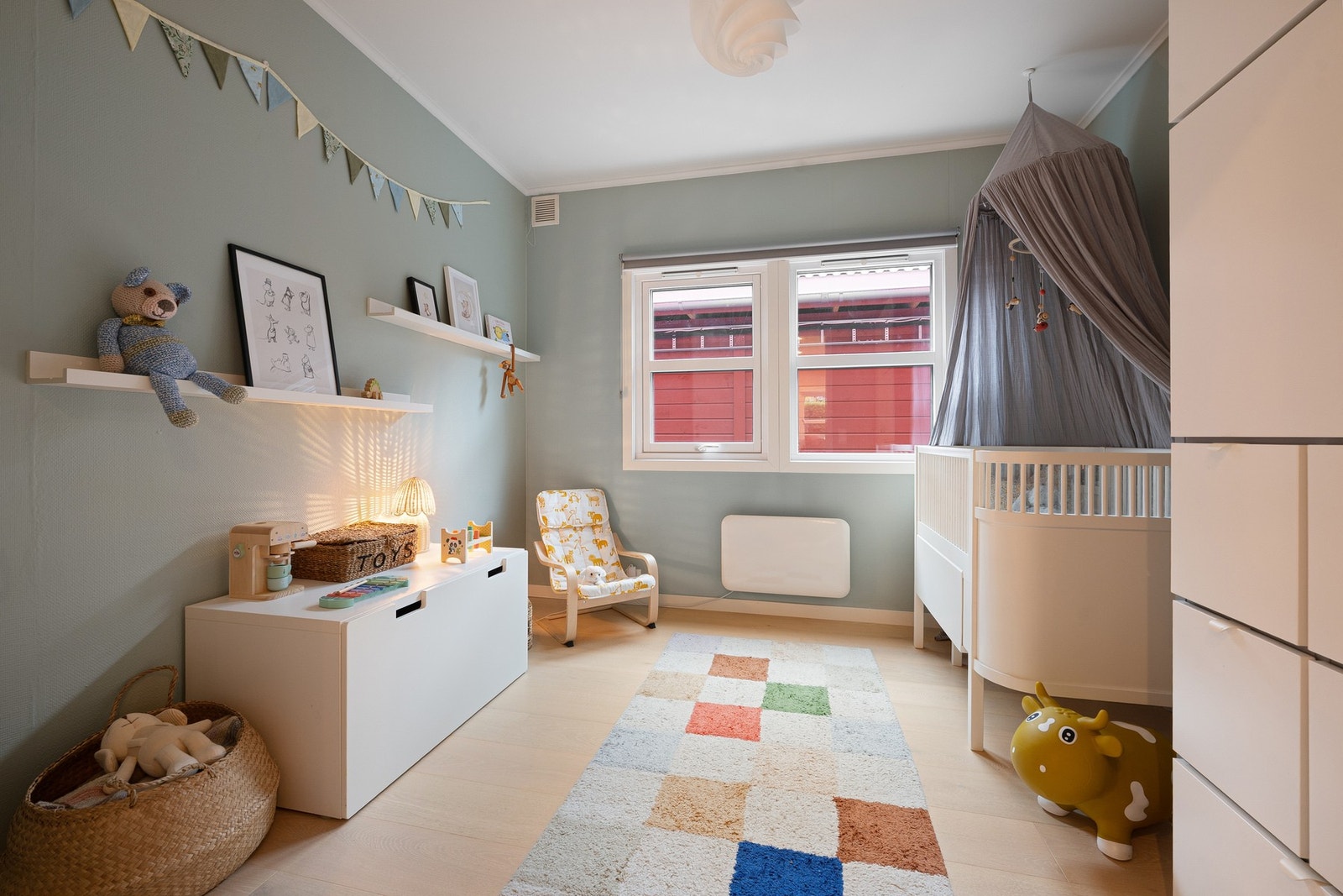 Soverom nr. 2. Dette rommet er romslig og svært fleksibelt - perfekt som barnerom, gjesterom eller hjemmekontor. Galleribilde