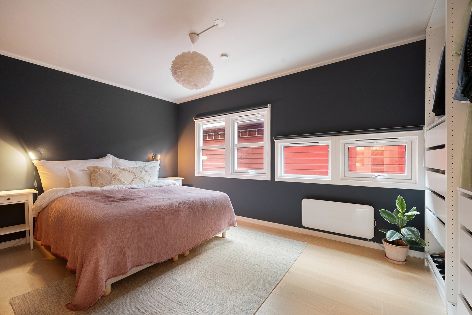 Hovedsoverommet er av god størrelse og tilbyr rikelig med plass til dobbeltseng og nattbord. Galleribilde