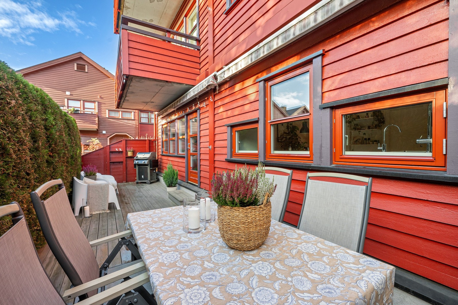 Dette er en sjelden anledning til å sikre seg en bolig med en så stor, usjenert og solrik uteplass - perfekt for sommermåltider, rolige kaffestunder eller sosiale sammenkomster med familie og venner. Galleribilde