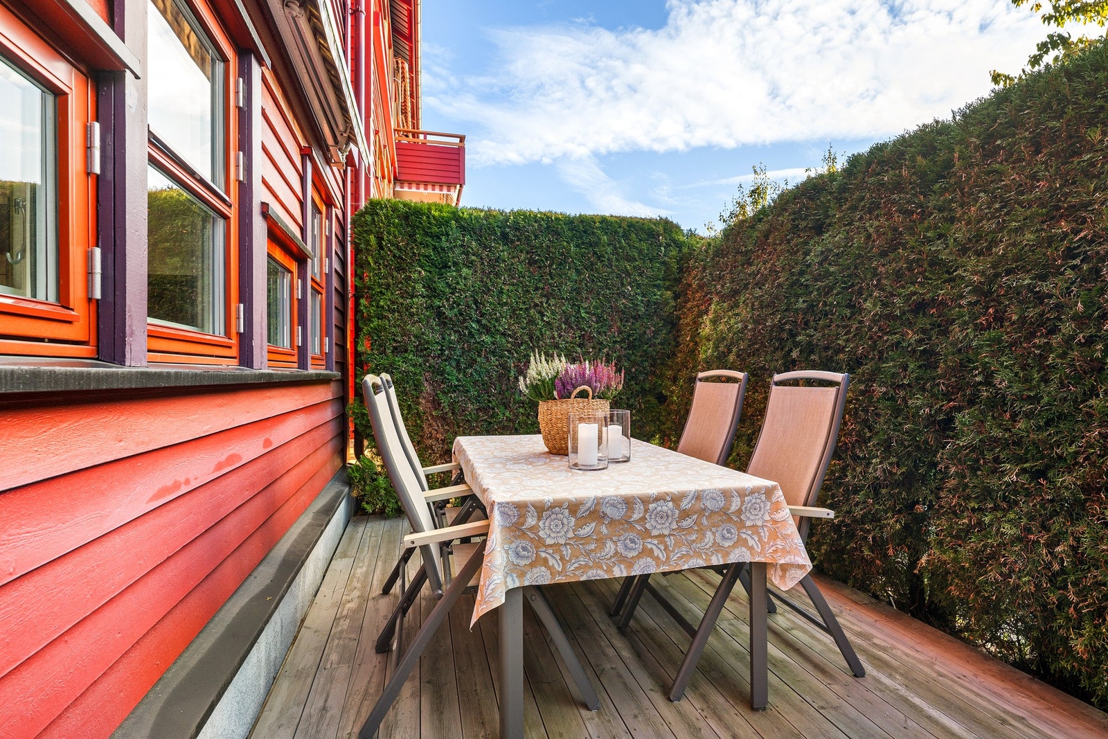 Her kan man nyte morgensolen og behagelig ettermiddagssol helt frem til rundt kl. 17-18 på sommerstid. Galleribilde