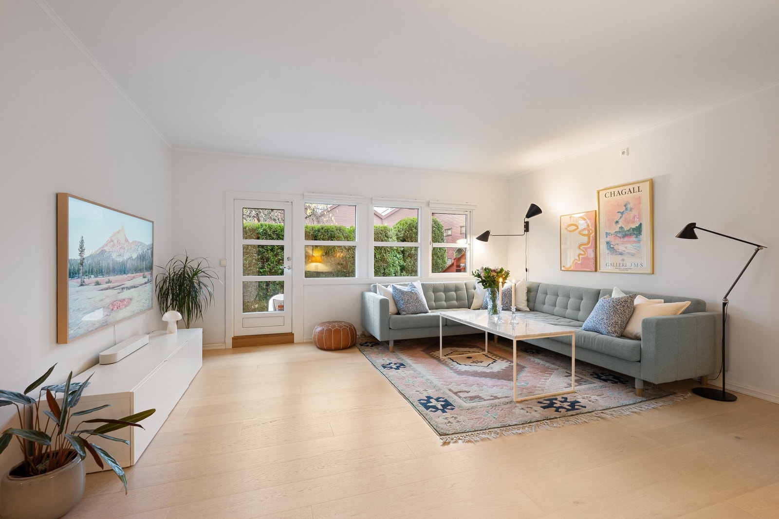 Stuen fremstår som lys og innbydende med de flotte vindusflatene som slipper inn rikelig med dagslys. Galleribilde