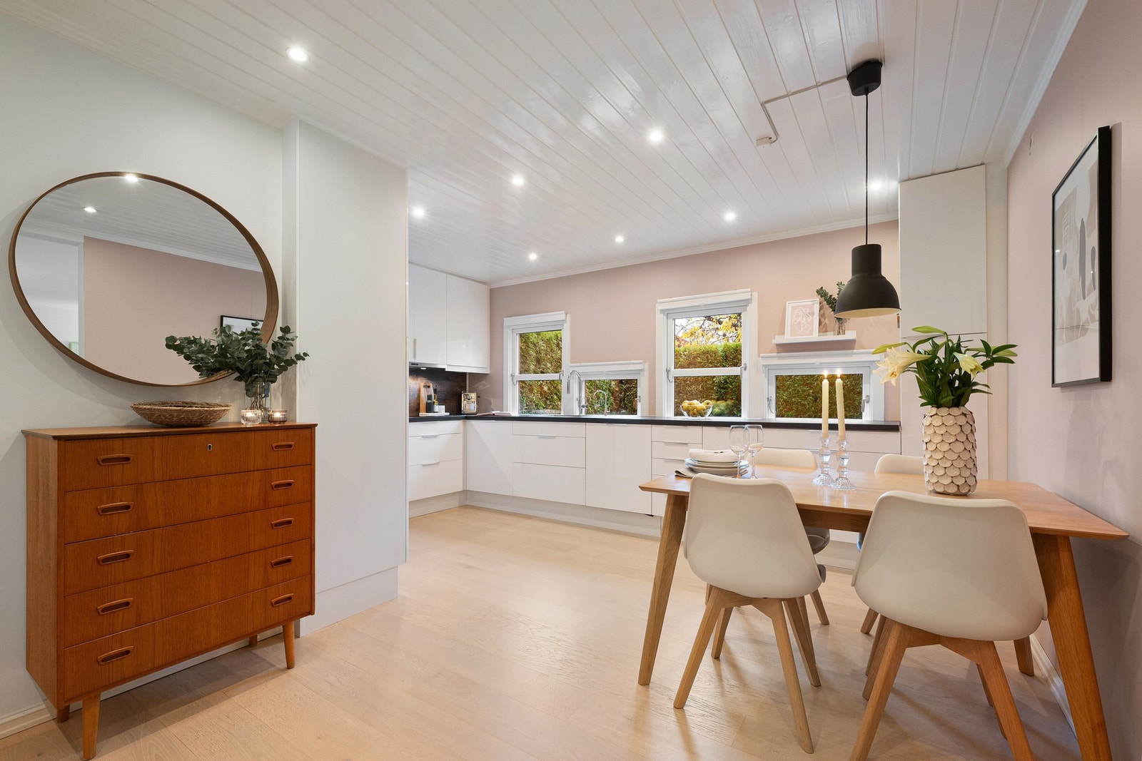 Den åpne løsningen mot stuen gjør rommet ideelt for både hverdagsliv og sosiale sammenkomster. Galleribilde