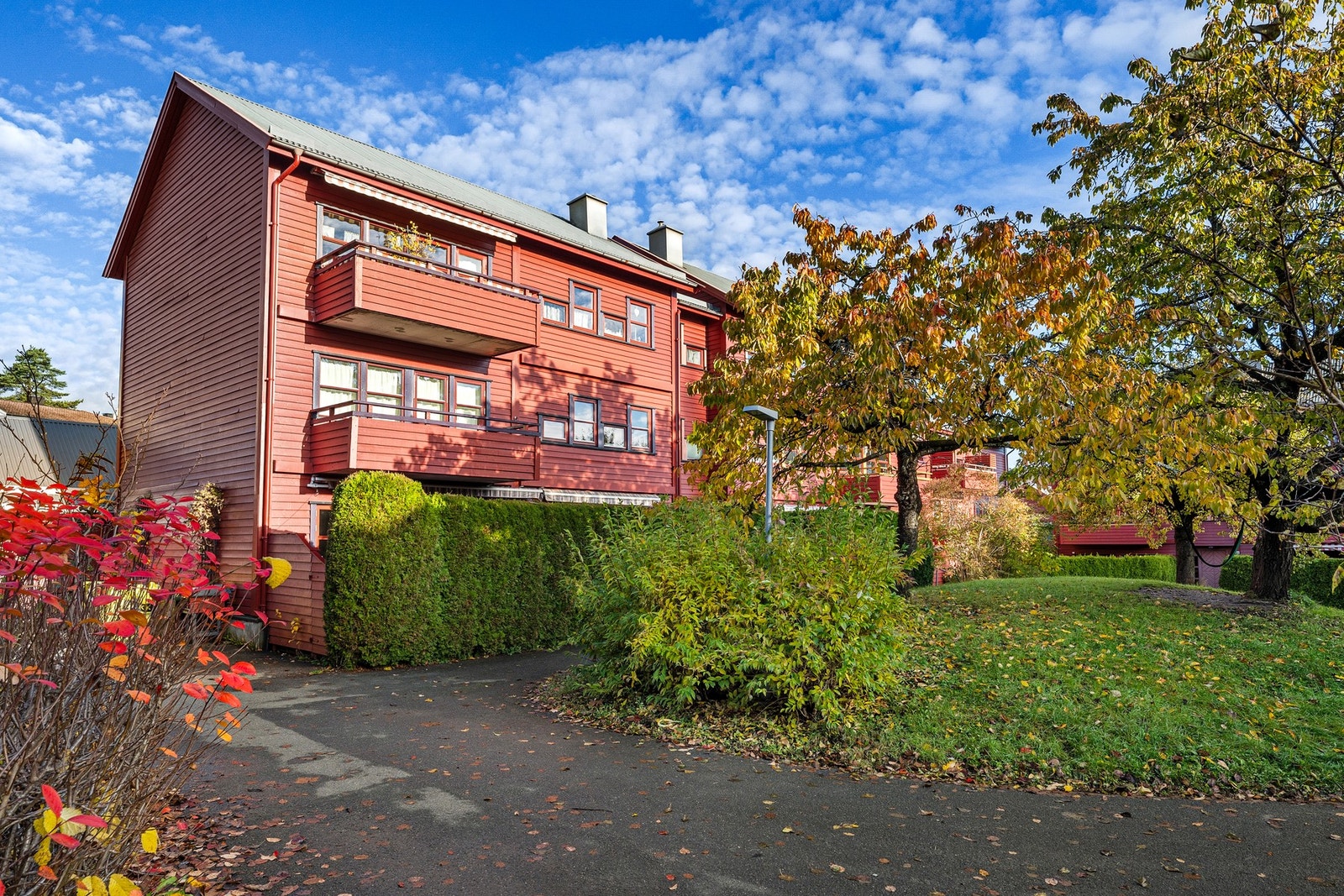 Sameiet byr på en idyllisk, solrik felles tomt som er meget pent opparbeidet. Galleribilde