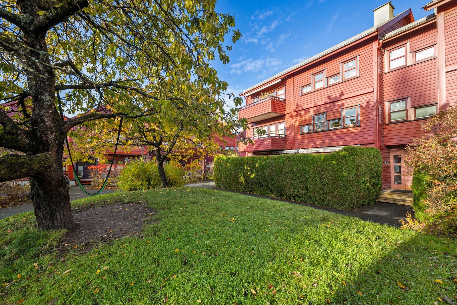 Her får du bo i et meget hyggelig og stille nabolag med kort vei til alt du måtte trenge! Galleribilde