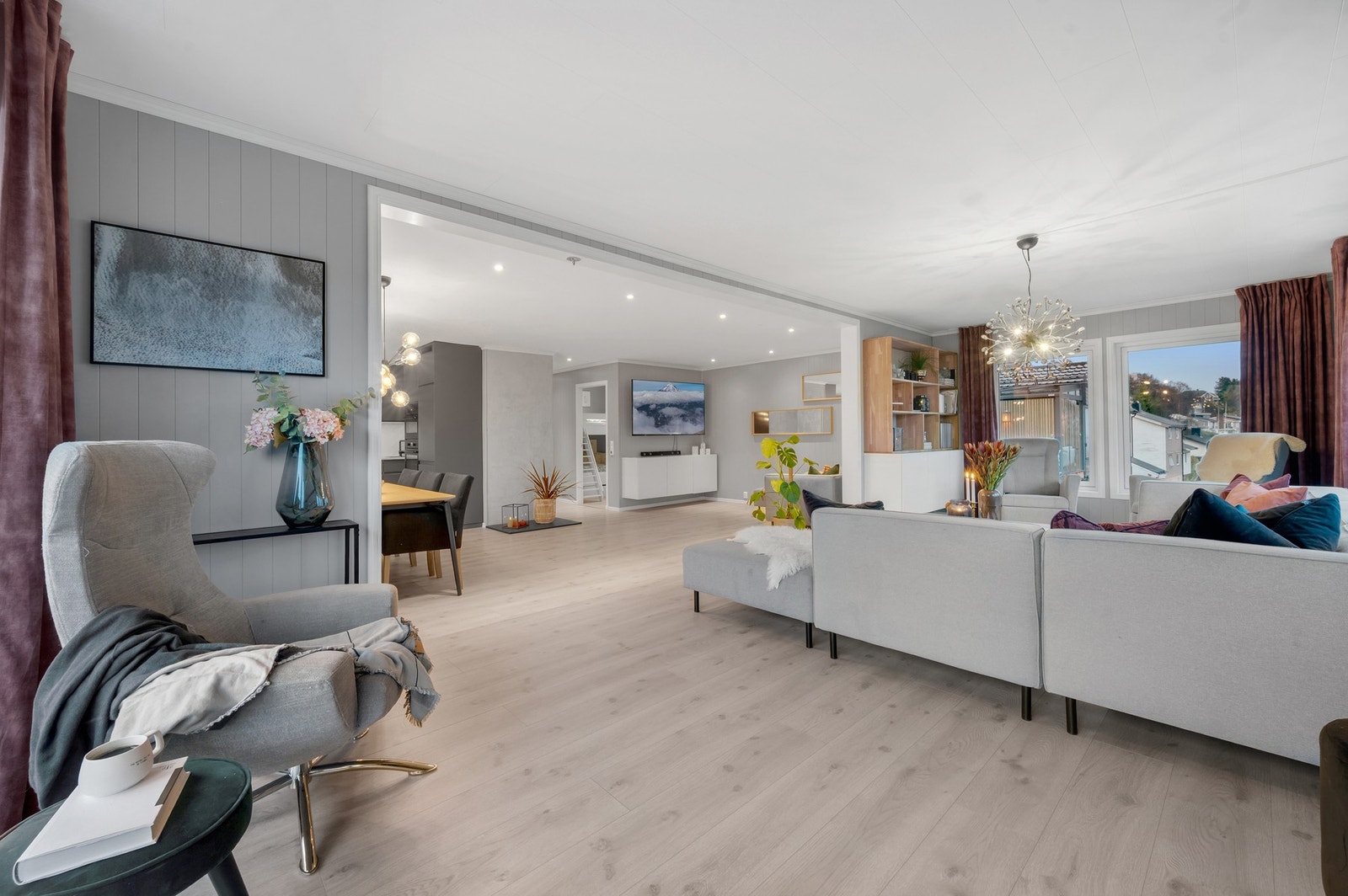 - Stuen kan fint innredes etter eget ønske og behov da det er plass til å møblere i flere soner. Galleribilde