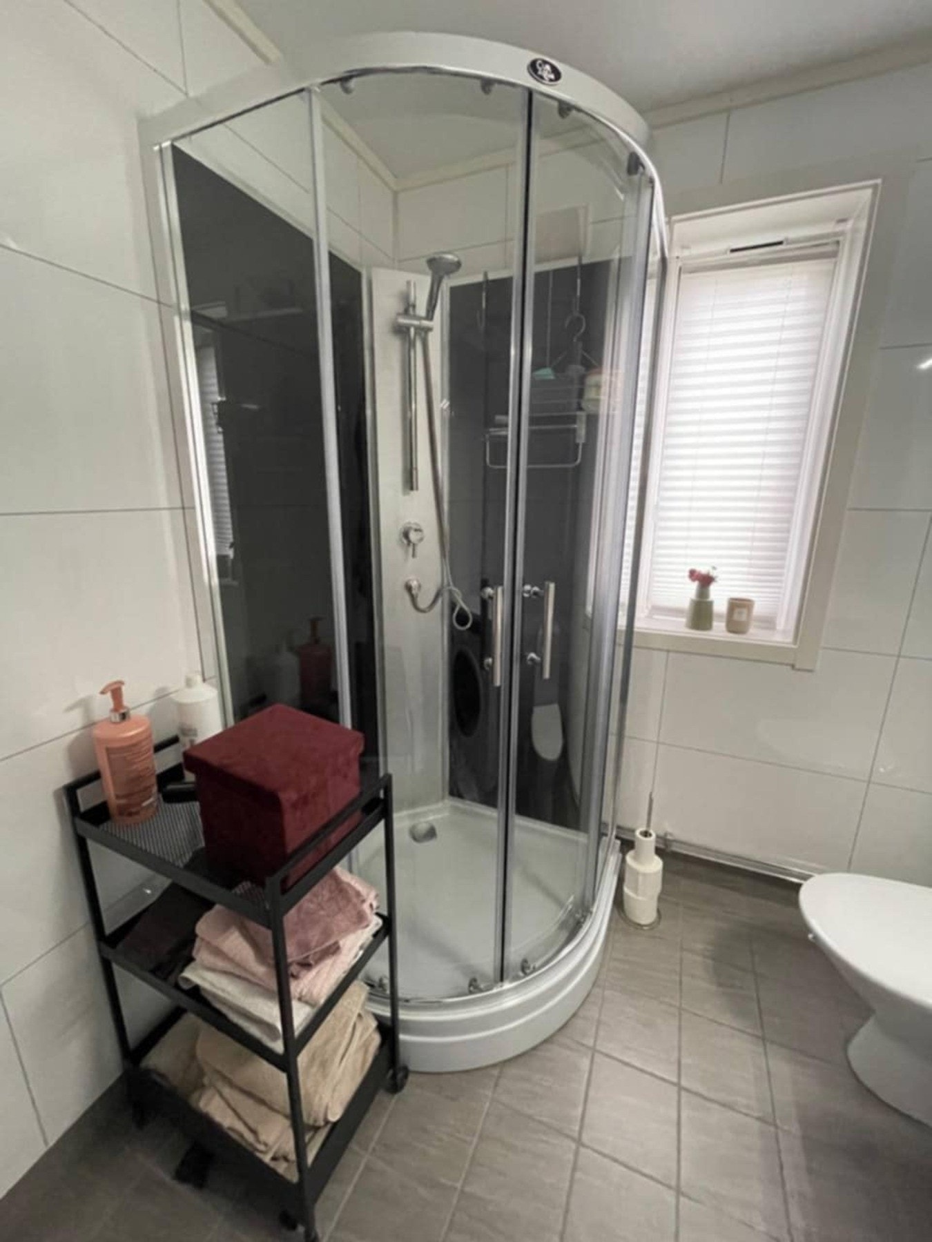 - Bad utleiedel med dusjkabinett og fliser på gulv. Galleribilde