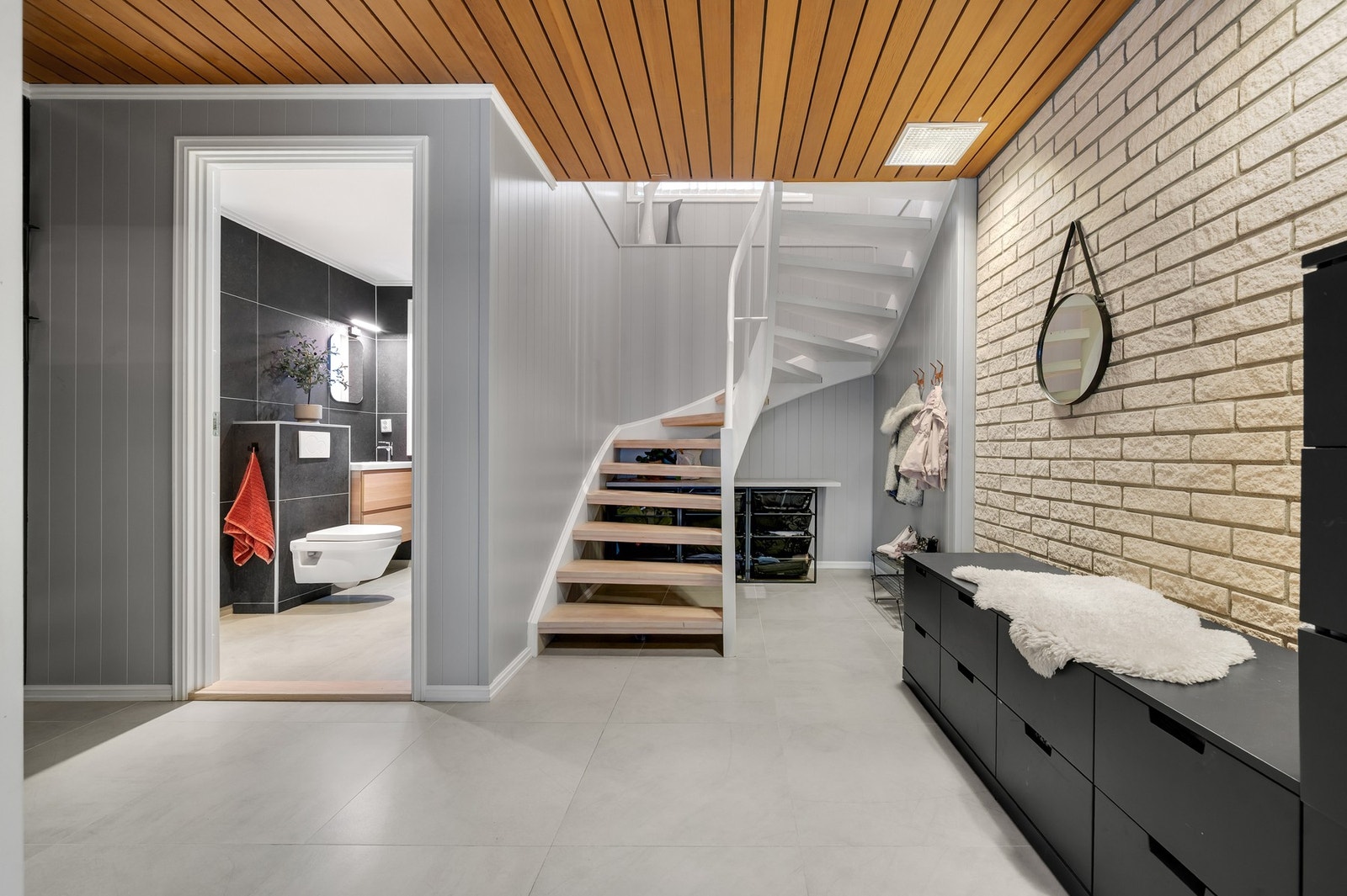 - Vi beveger oss ned i hallen som er romslig med 60x60 fliser på gulv og orginale spiler i tak. Galleribilde