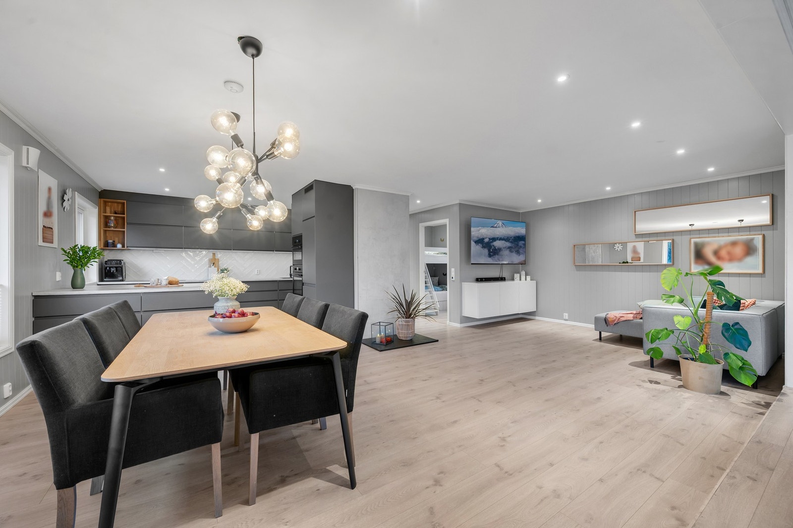 - Vi starter med hovedplanet som inneholder romslig stue/kjøkken løsning, 3 soverom og bad. Galleribilde