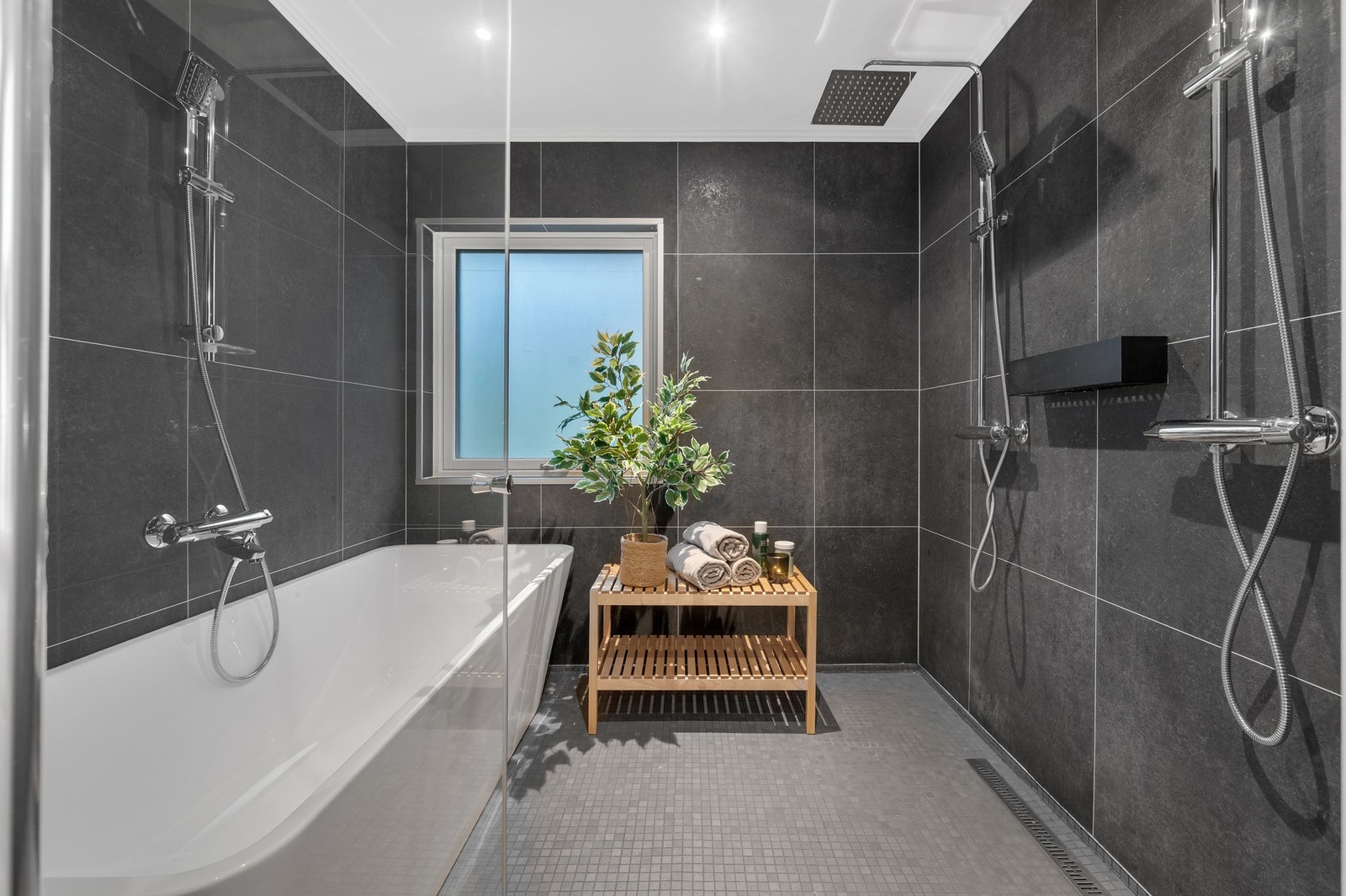 - Badet er utvidet slik at du får en lukket våtsone med både badekar og dobbel dusj. Galleribilde