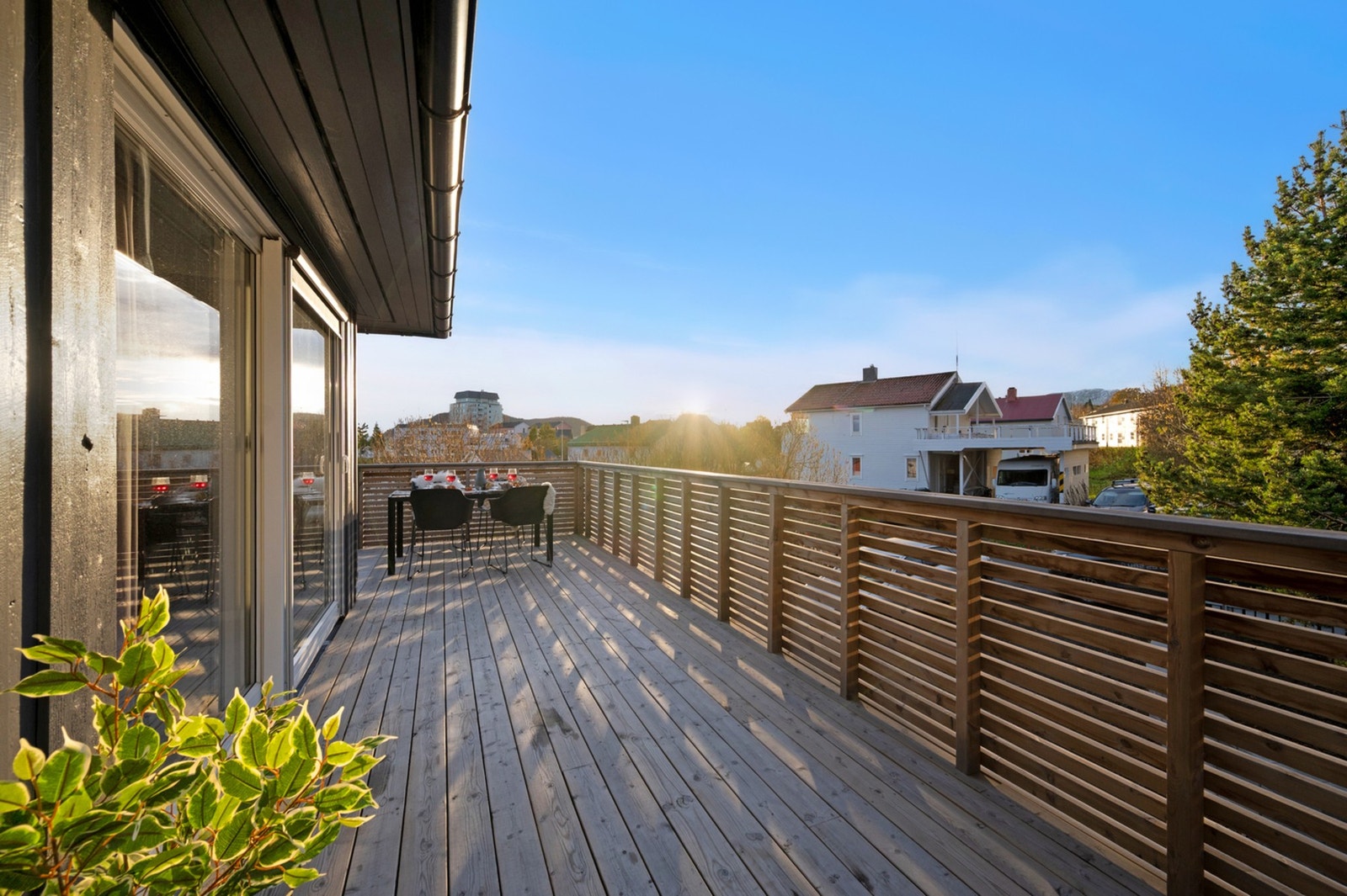 - Som du ser strekker verandaen seg rundt 2 sider av boligen slik at du kan forflytte deg etter sola. Galleribilde