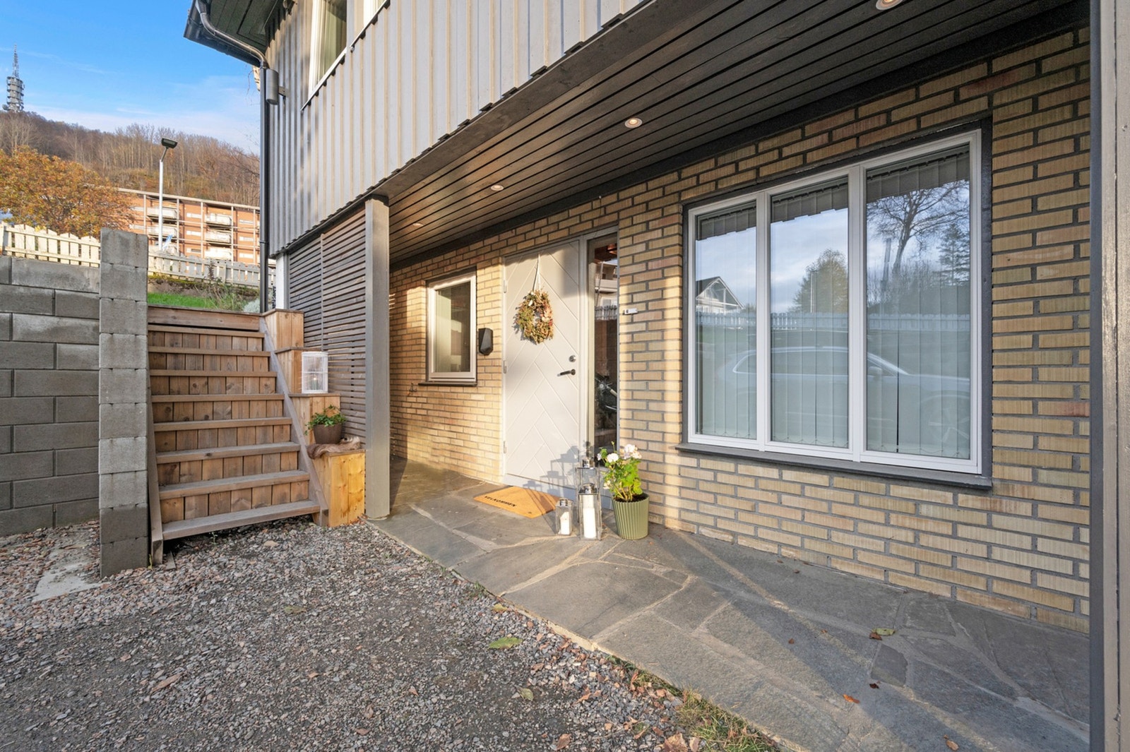 - Det er laget en trapp opp til grøntarealet på baksiden av boligen og dør inn til utleiedel til høyre. Galleribilde