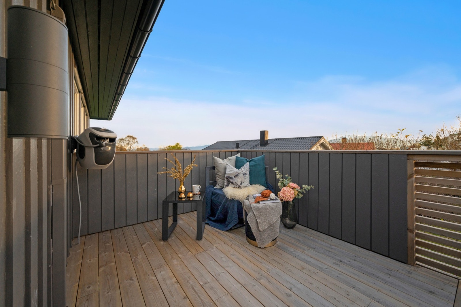 - Fra stuen har du utgang til en flott veranda med levegger mot naboer slik at du kan sole deg uforstyrret. Galleribilde