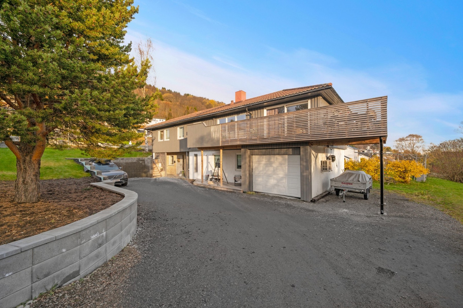 - Eiendommen byr på fine parkeringsmuligheter i garasje eller på gårdsplass. Galleribilde