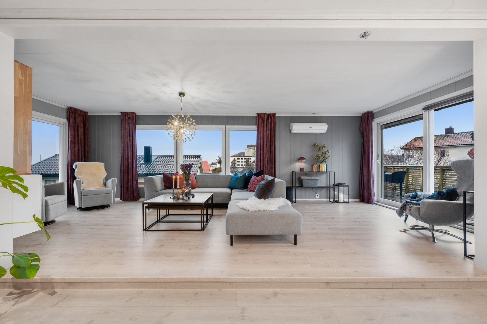 - Store vindusflater slipper inn dagslyset og bidrar til god romfølelse. Galleribilde