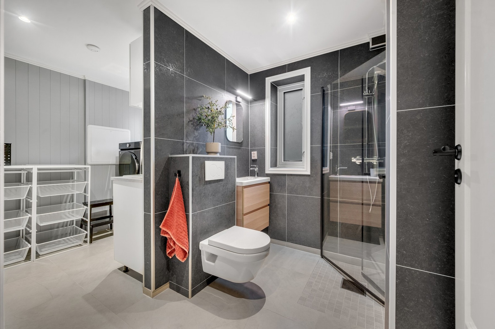 - Bad/vaskerom i underetasje er både praktisk og ikke minst med på å gjøre hverdagen enklere. Galleribilde