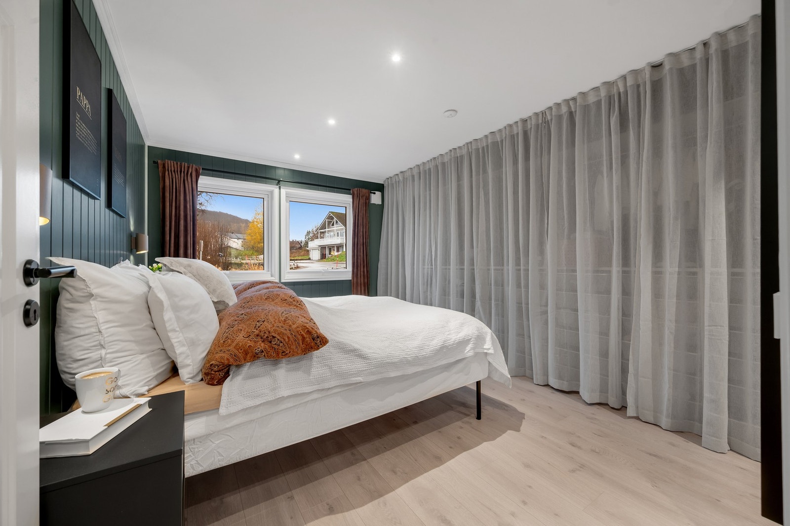 - Bak forhenget er det en svært romslig garderobe. Galleribilde