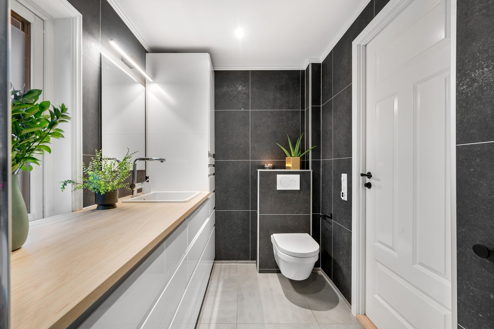 - Badet oppleves som funksjonelt innredet for en praktisk hverdag. Galleribilde