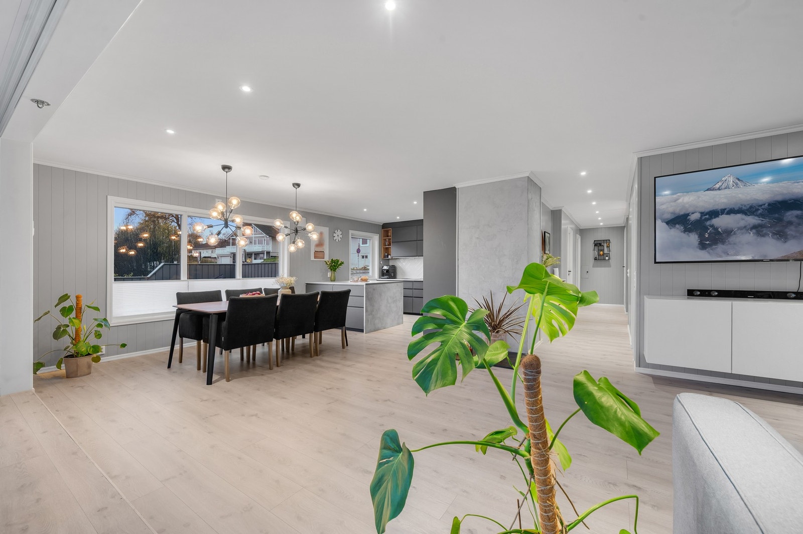 - Det er satt inn spotter i himling som sørger for koselig belysning i mørketida. Galleribilde