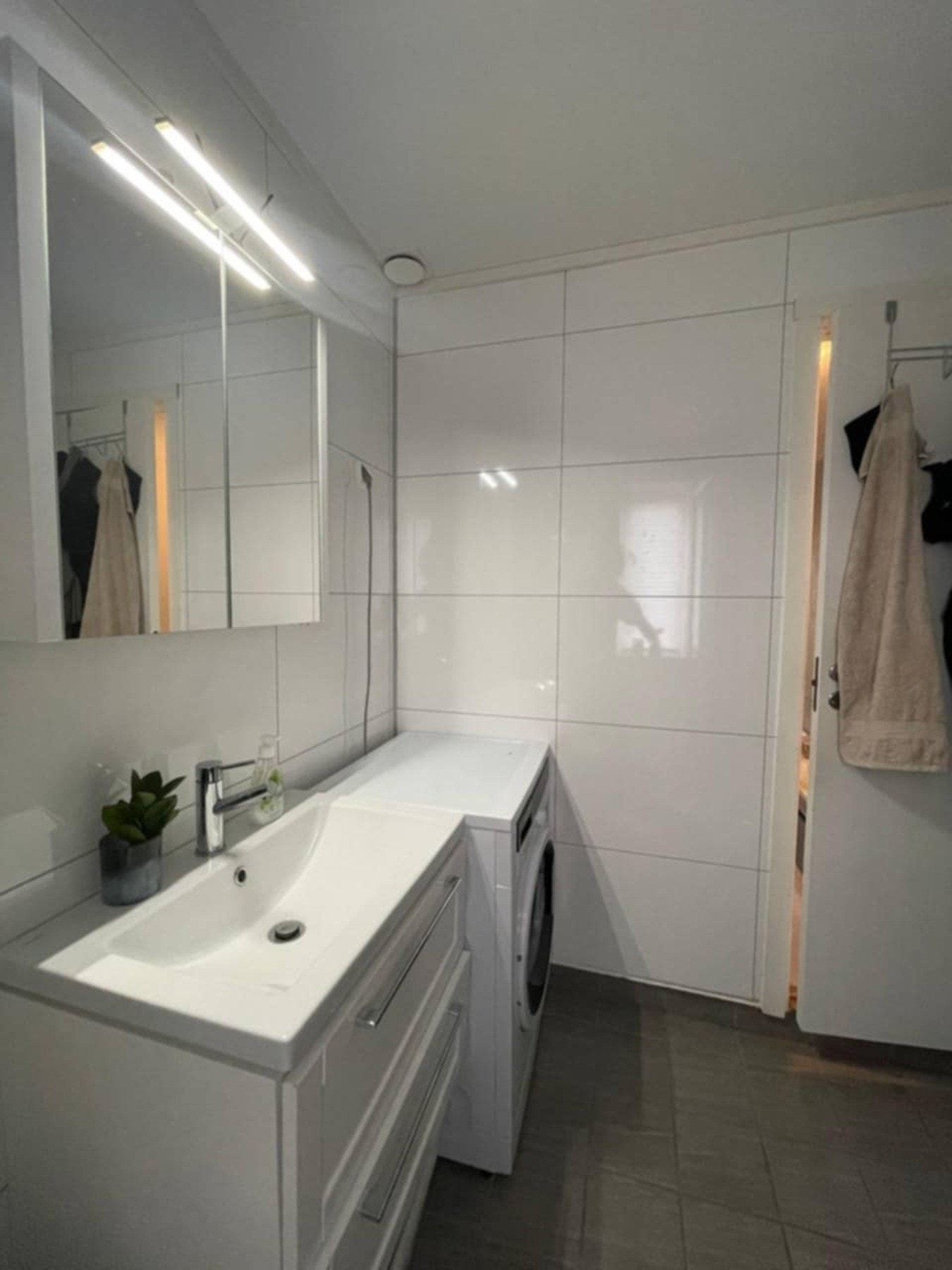 - På bad er det opplegg for vaskemaskin. Galleribilde