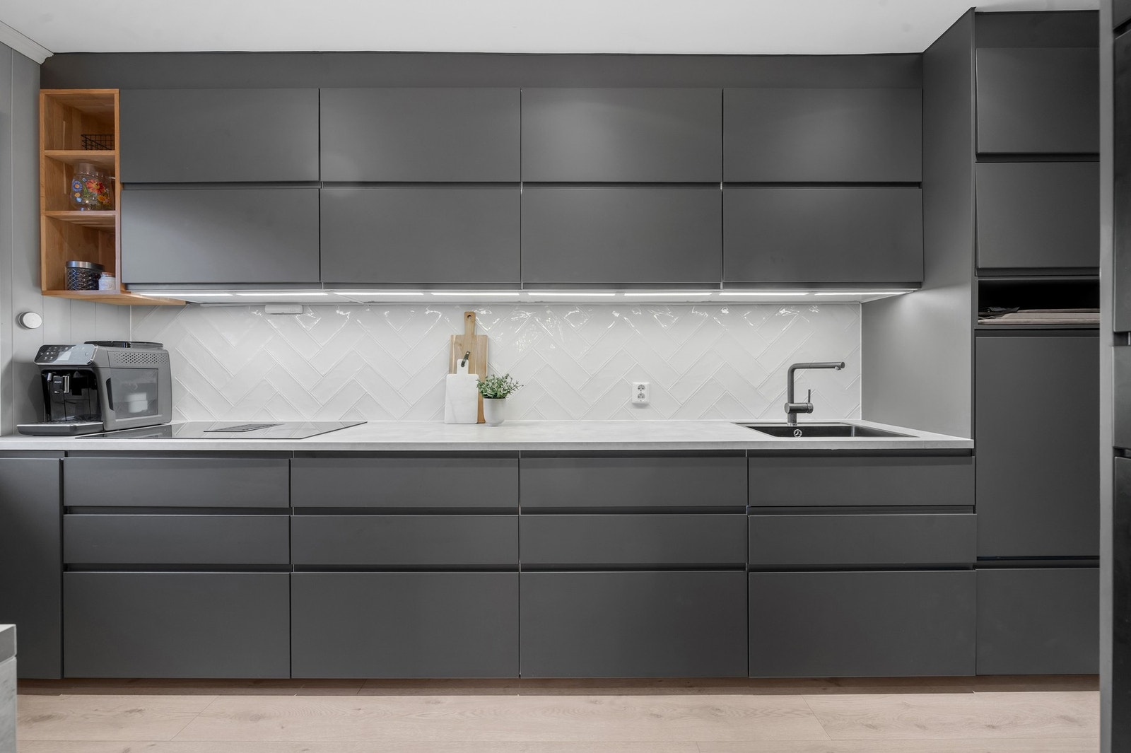 - Nedfelt ventilator i platetopp gir et rent inntrykk. Galleribilde