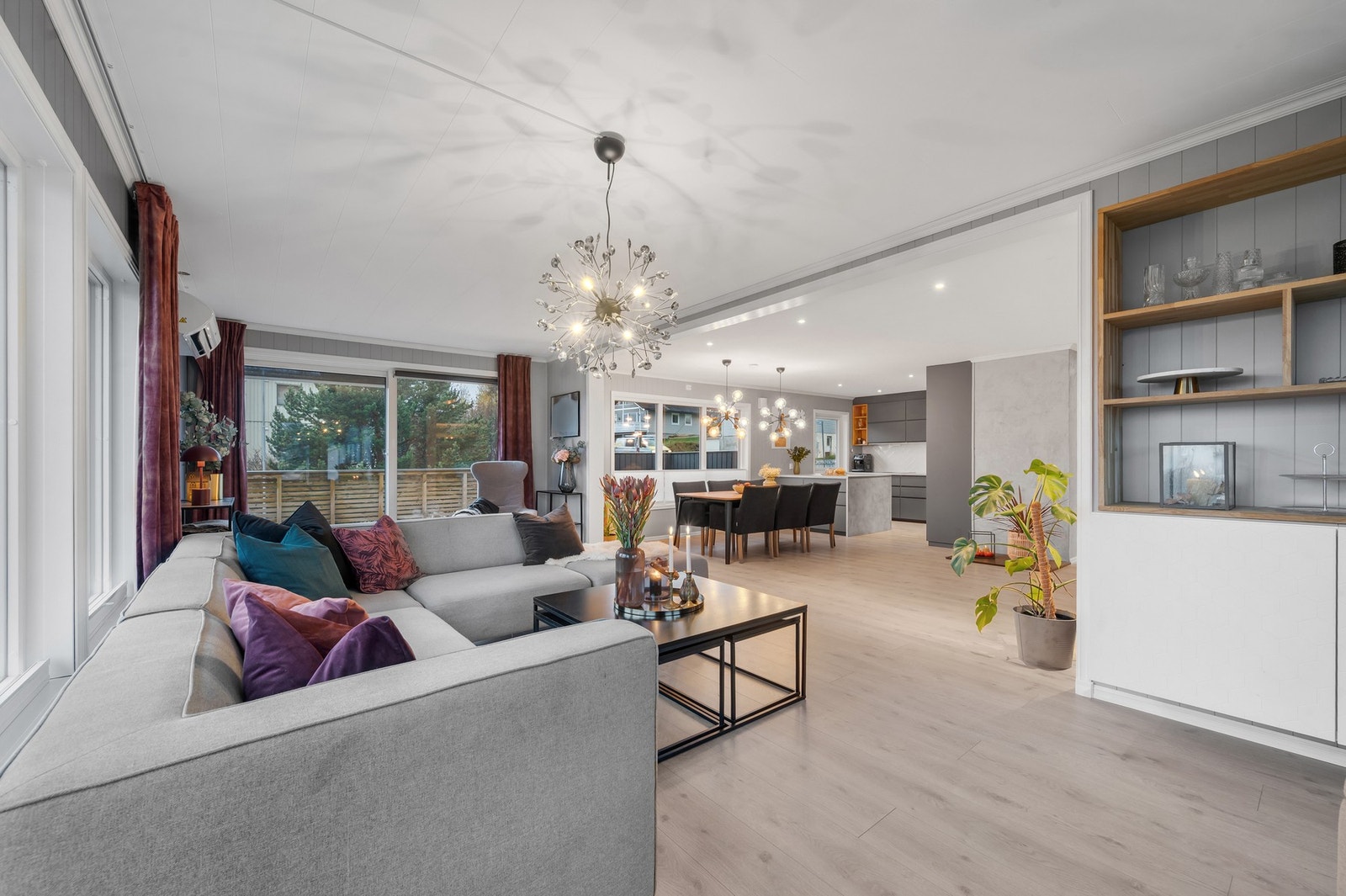 - Alle overflater er pusset opp med pene veggflater, pent lyst gulv og nye vinduer. Galleribilde