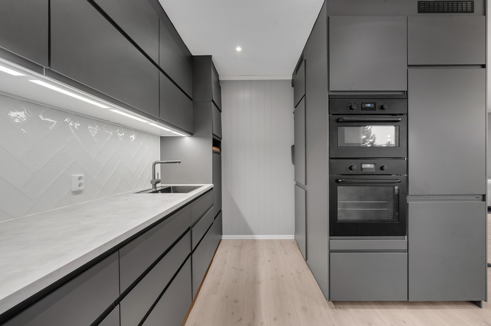 - Kjøkkenet fortsetter videre innover slik at du har rikelig med skap og oppbevaringsplass. Galleribilde