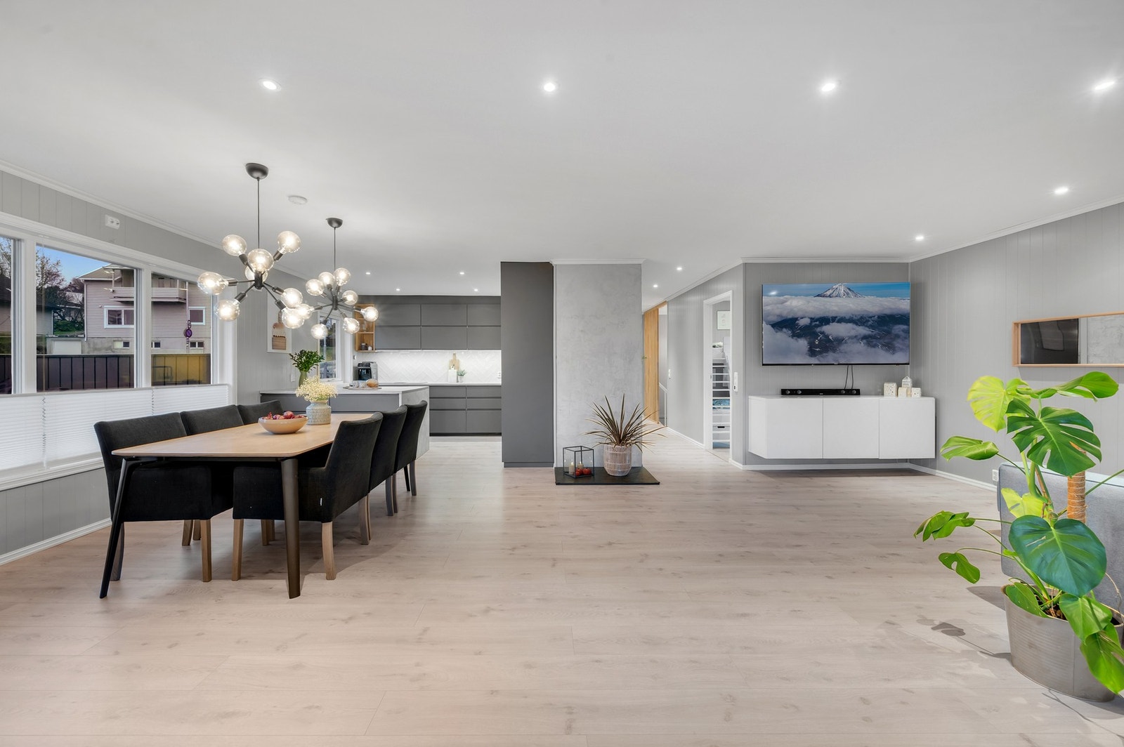 - Her kan du enkelt holde store selskaper uten problem da det er mer enn plass nok rundt spisebordet. Galleribilde