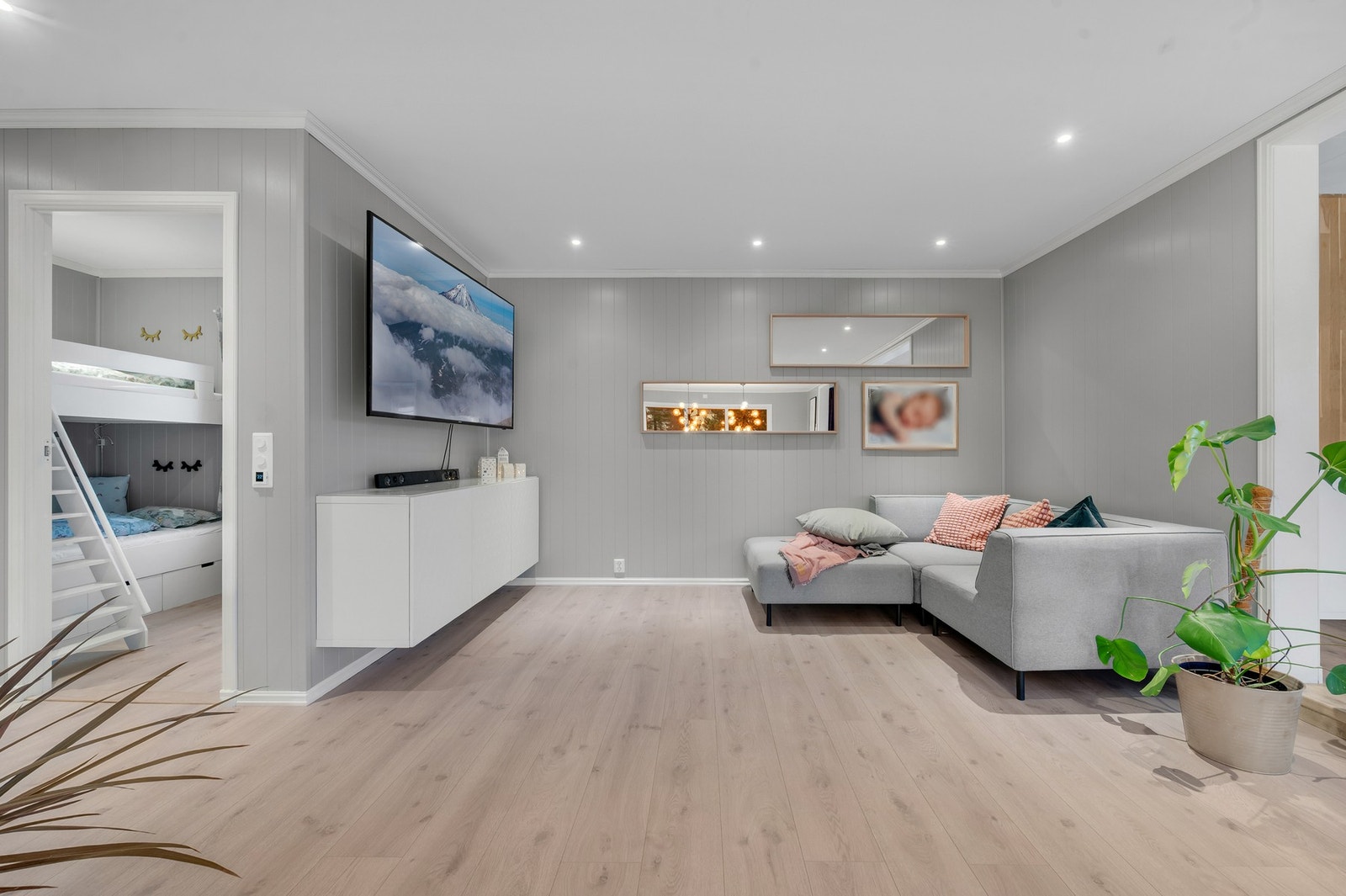 - Koselig TV-krok innerst i stuen hvor du sitter skjermet til og kan nyte en god film. Galleribilde