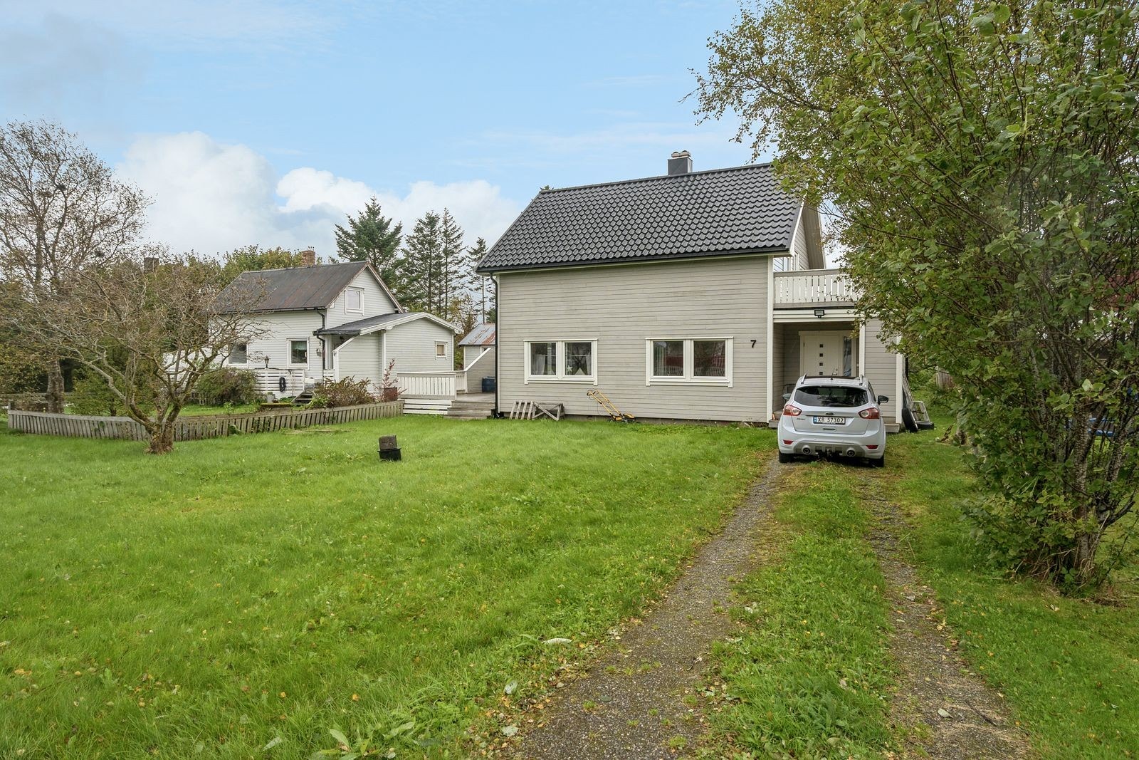 Eiendommen har et romslig og flatt tomteareal. Boligen er pusset opp med nyere tak og nyere drenering. Den er etterisolert, fått ny kledning, nye vinduer og nytt el-anlegg etter 2010. Galleribilde