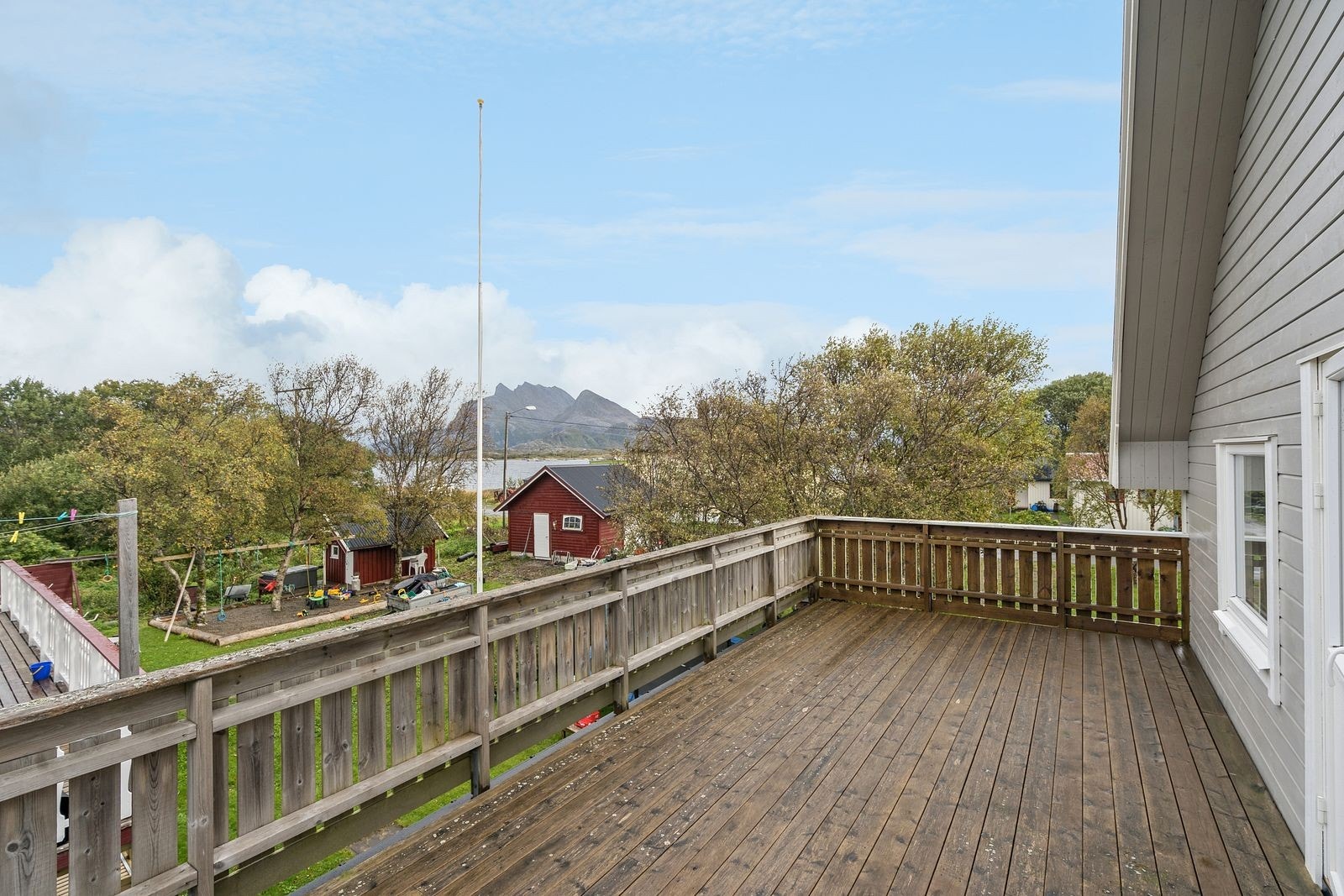 Terrasse i 2. etg. Flatt landskap som gir fantastiske solforhold Galleribilde