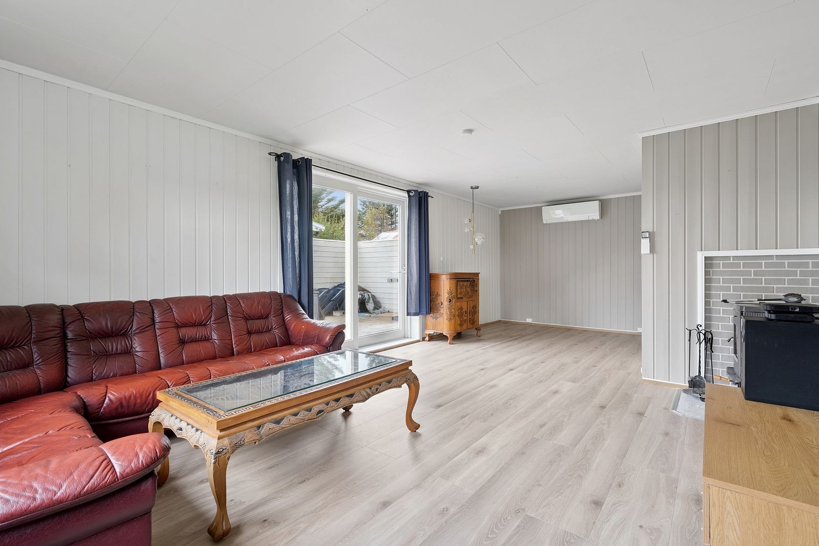 Skyvedør til terrassen som vender mot sør. Terrassen har levegger i bakkant og rekkverk mot naboen - dette er etablert på naboens tomt. Galleribilde