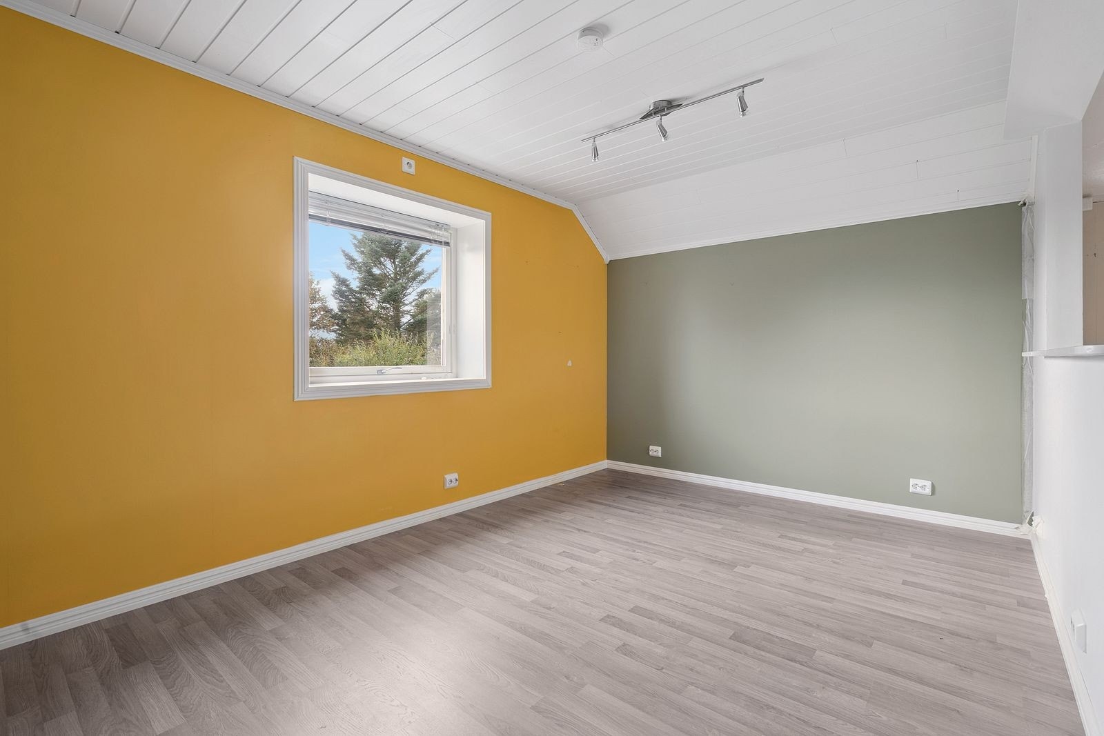 Det er åpen løsning fra dette rommet og ut til trapperom. Galleribilde