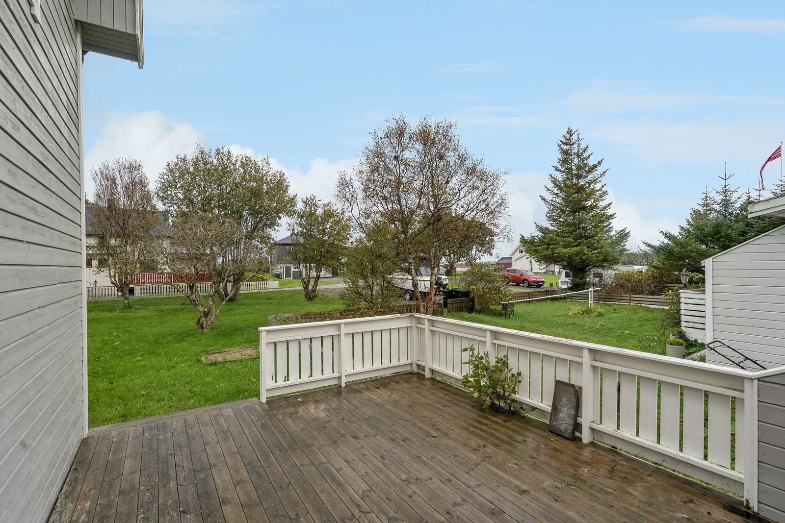 Tomtearealet er godt utnyttet, boligen er trukket mot utkanten av tomtegrensen slik at man etablerer et område foran boligen som man kan boltre seg på. Galleribilde