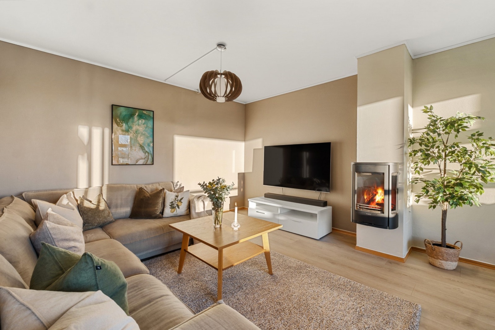 Stuen har vedfyring som gir god varme og kos på kalde dager Galleribilde