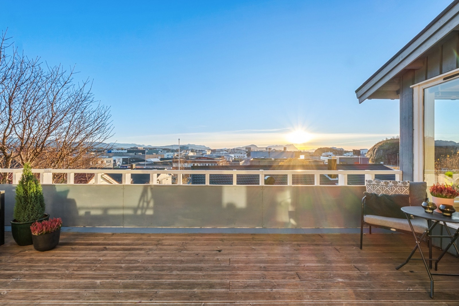 Nydelige utsiktsforhold over Bodø sentrum og omkringliggende fjell Galleribilde