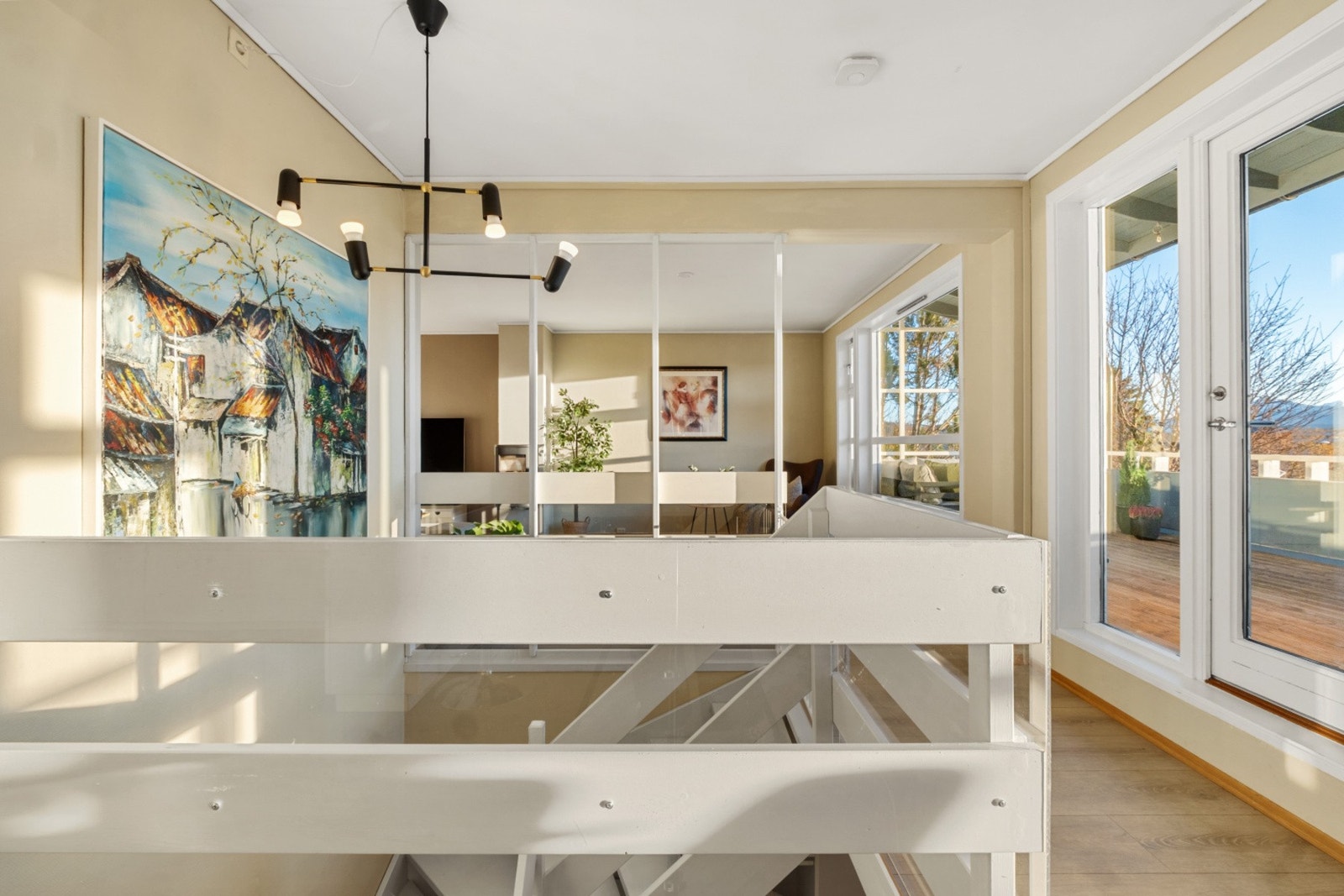 Lys og tiltalende hovedetasje med stue, kjøkken og bod - Utgang til terrasse Galleribilde