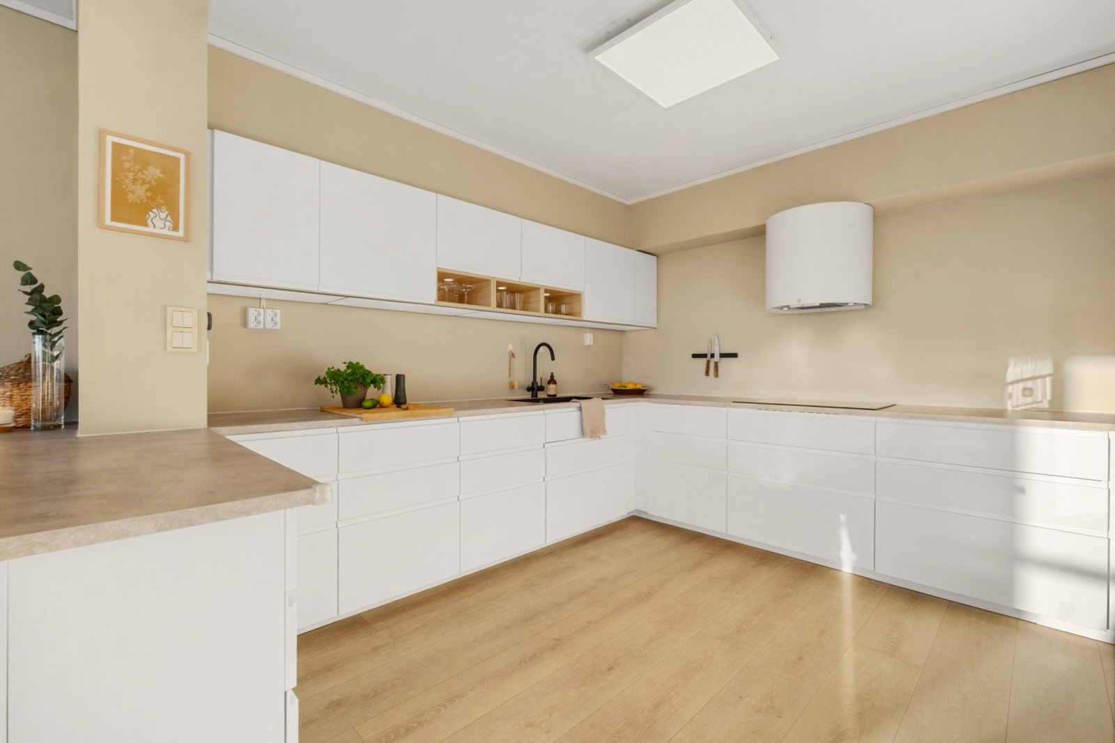 Svært godt utbygget med skap-, skuff- og benkeplass - Ekstra stor induksjonsplatetopp på 80 cm. Galleribilde