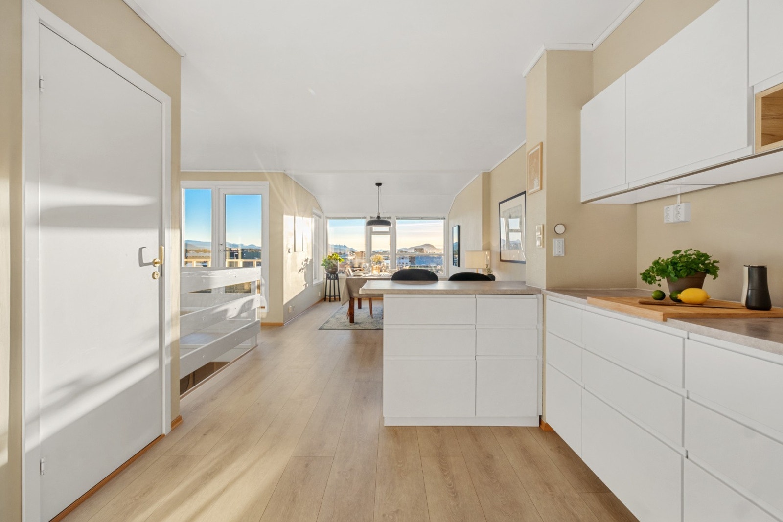 Store vindusflater slipper inn godt med naturlig lys i etasjen Galleribilde