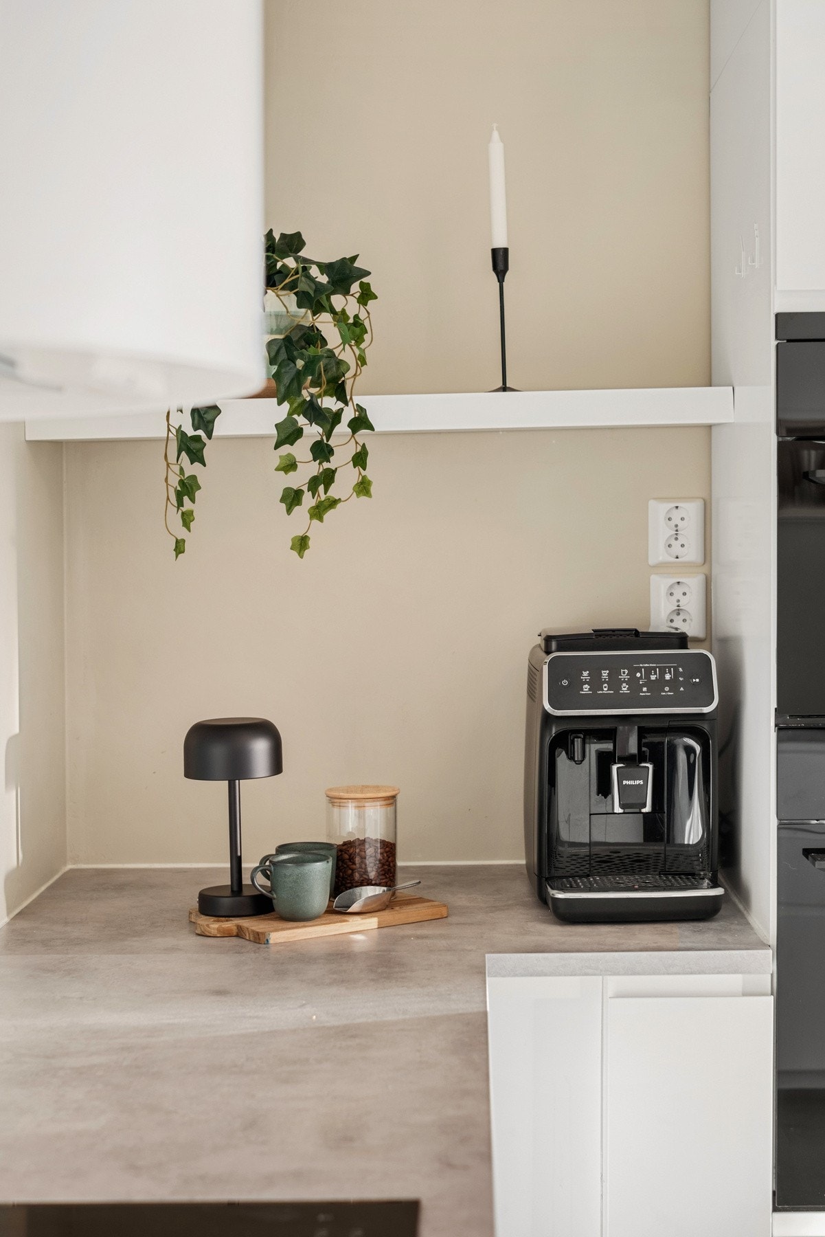 Lyst og stilfullt kjøkken som er modernisert i 2021 Galleribilde