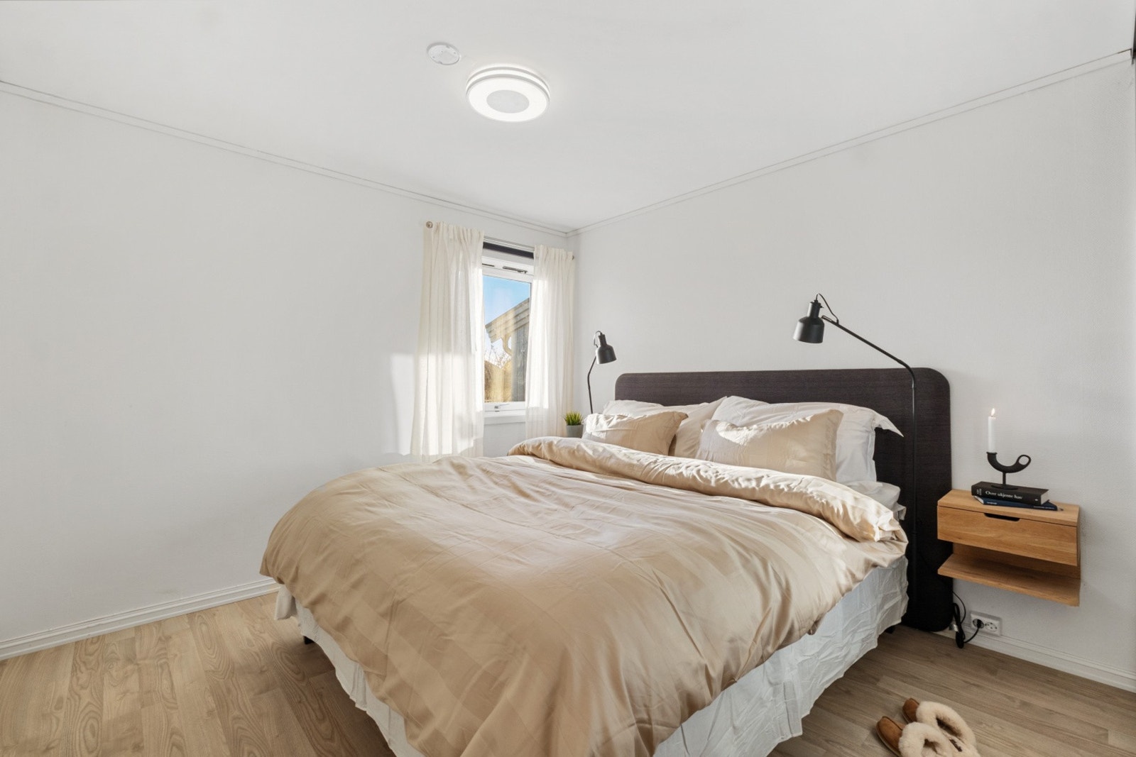 Soverom nr. 2 med skyvedørsgarderobe Galleribilde